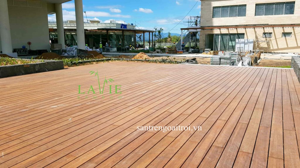 thi cong san tre ngoai troi alma resort lavie bamboo 5 Lavie Bamboo hoàn thành hạng mục sàn tre ngoài trời Alma Resort
