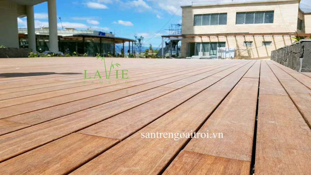 thi cong san tre ngoai troi alma resort lavie bamboo 6 Lavie Bamboo hoàn thành hạng mục sàn tre ngoài trời Alma Resort