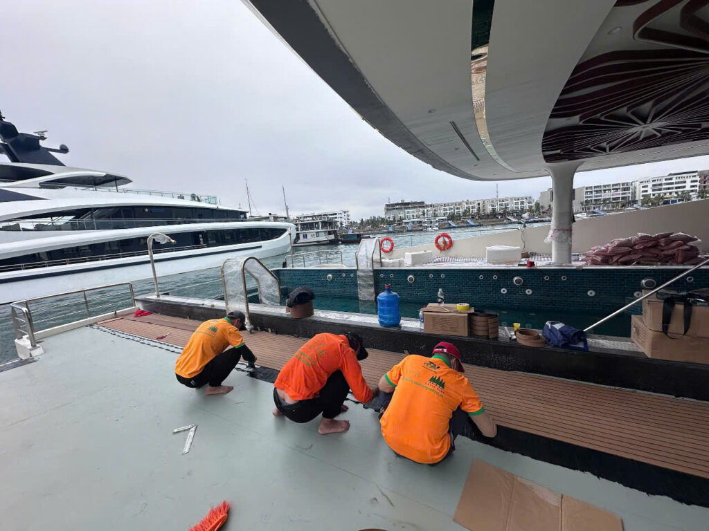 Hướng Dẫn Lắp Đặt Sàn Tre: 7 Bước Chuyên Nghiệp Cho Không Gian Xanh Bền Vững 4 san tau calista yacht deck 1 Hướng Dẫn Lắp Đặt Sàn Tre: 7 Bước Chuyên Nghiệp Cho Không Gian Xanh Bền Vững