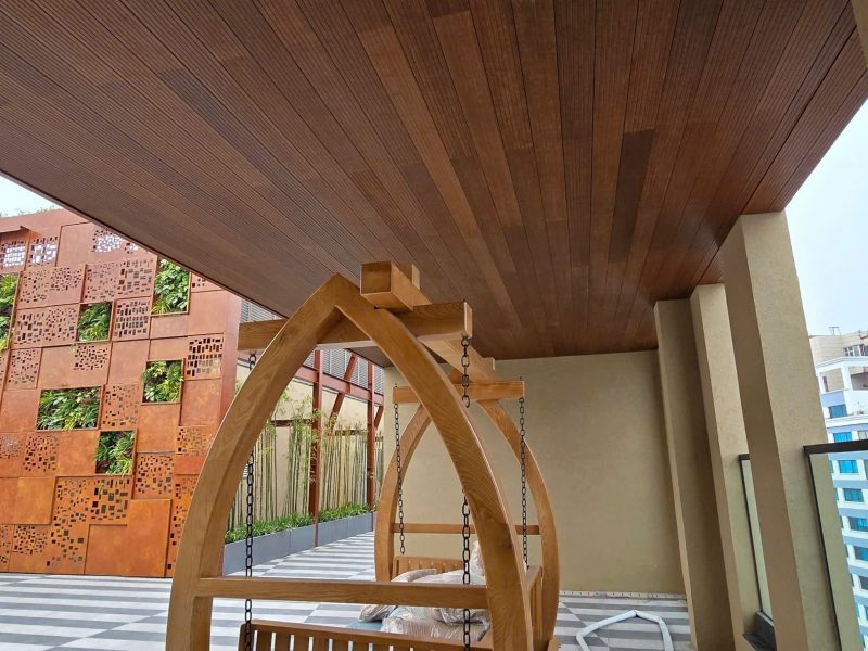 Hệ ốp trần bằng vật liệu tre ngoài trời Lavie Bamboo, hoàn thiện mái pergola sân thượng biệt thự với bề mặt thanh tre đồng đều, màu nâu ấm.