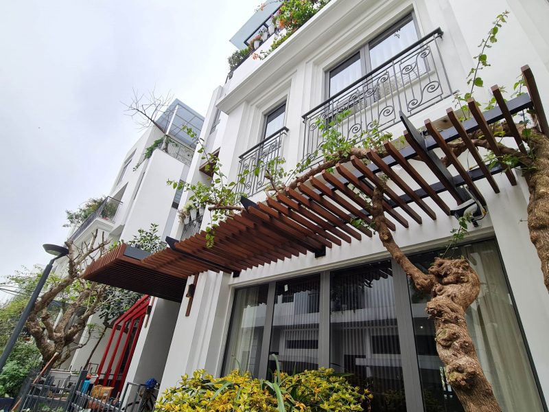 Giàn lam mái Pergola tre ngoài trời Lavie Bamboo lắp đặt phía trước biệt thự hiện đại, tạo điểm nhấn kiến trúc và không gian che nắng.