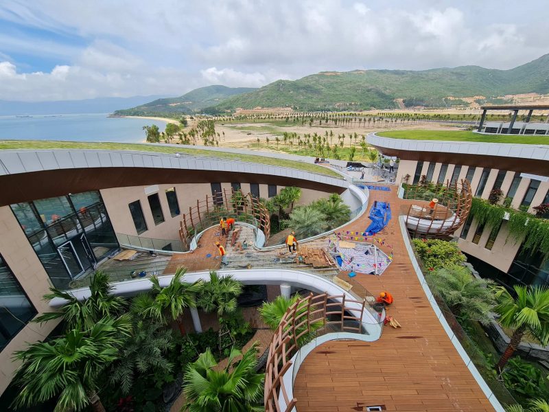 thi-cong-san-tre-ngoai-troi-merryland-quy-nhon-8